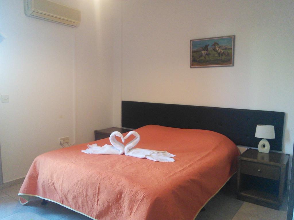 Zoe'S Court Aparthotel Klorakas ภายนอก รูปภาพ