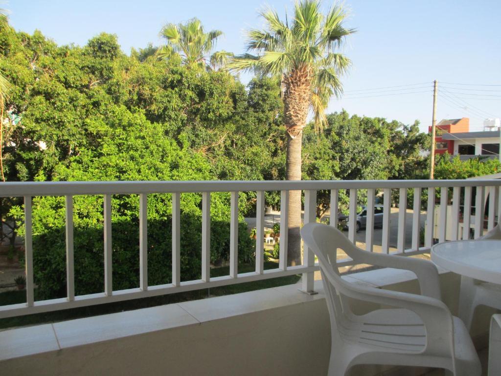 Zoe'S Court Aparthotel Klorakas ภายนอก รูปภาพ
