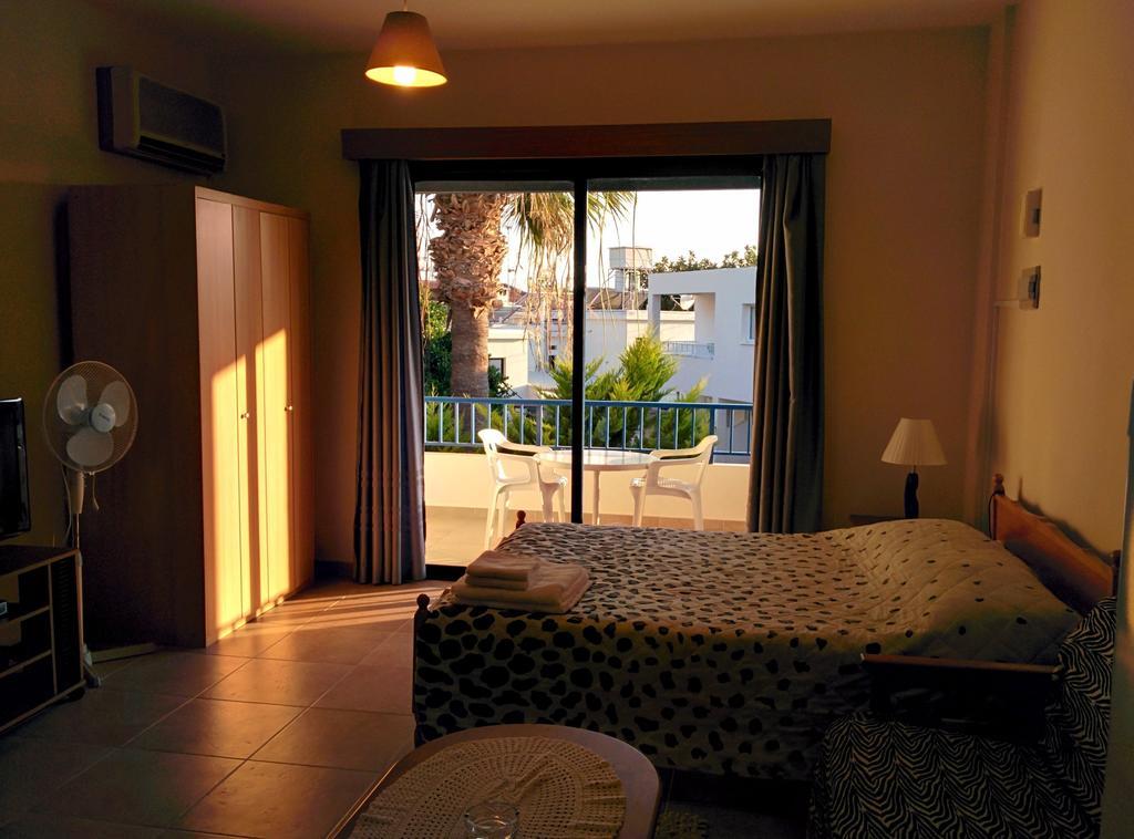 Zoe'S Court Aparthotel Klorakas ภายนอก รูปภาพ