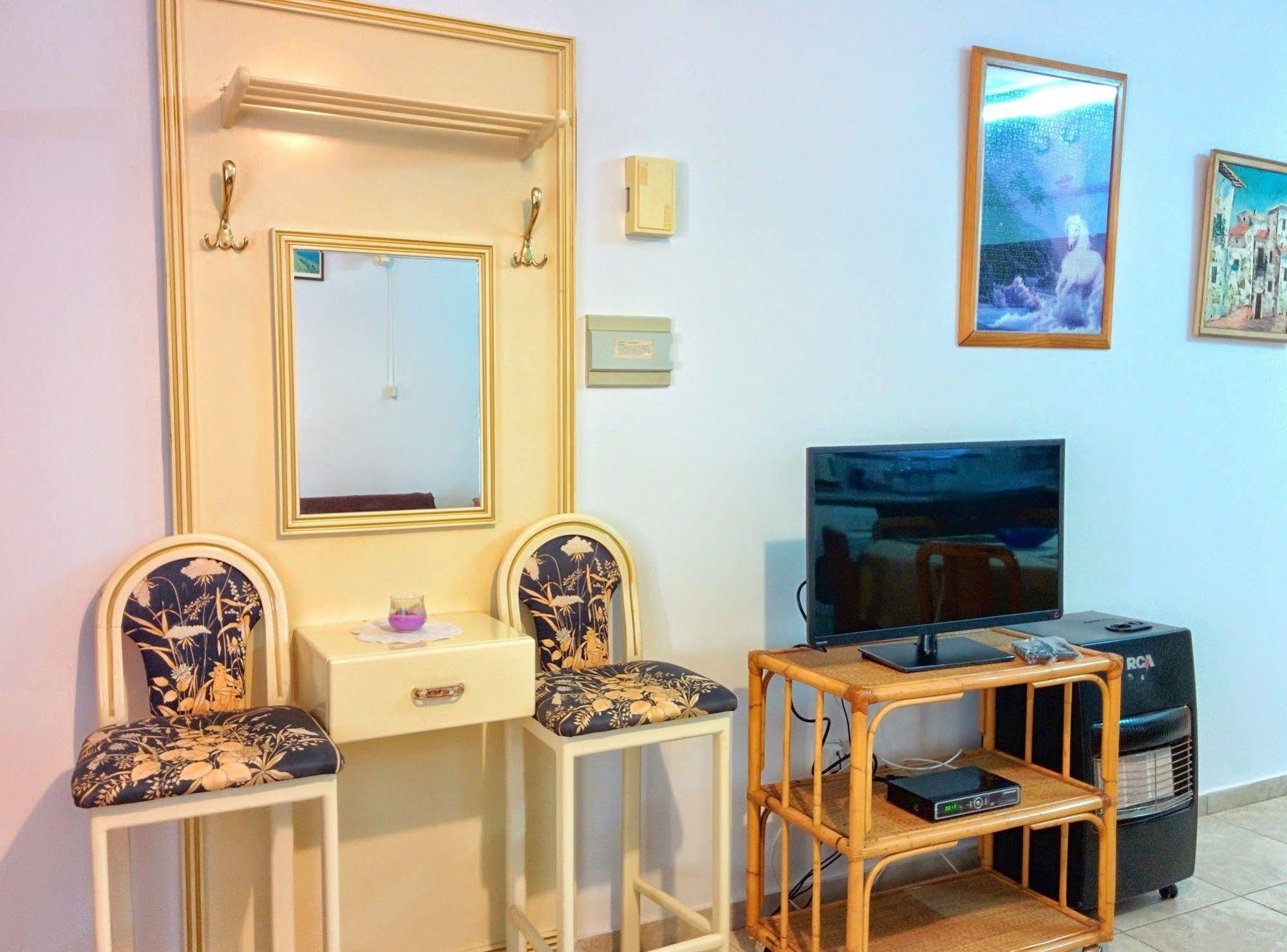 Zoe'S Court Aparthotel Klorakas ภายนอก รูปภาพ