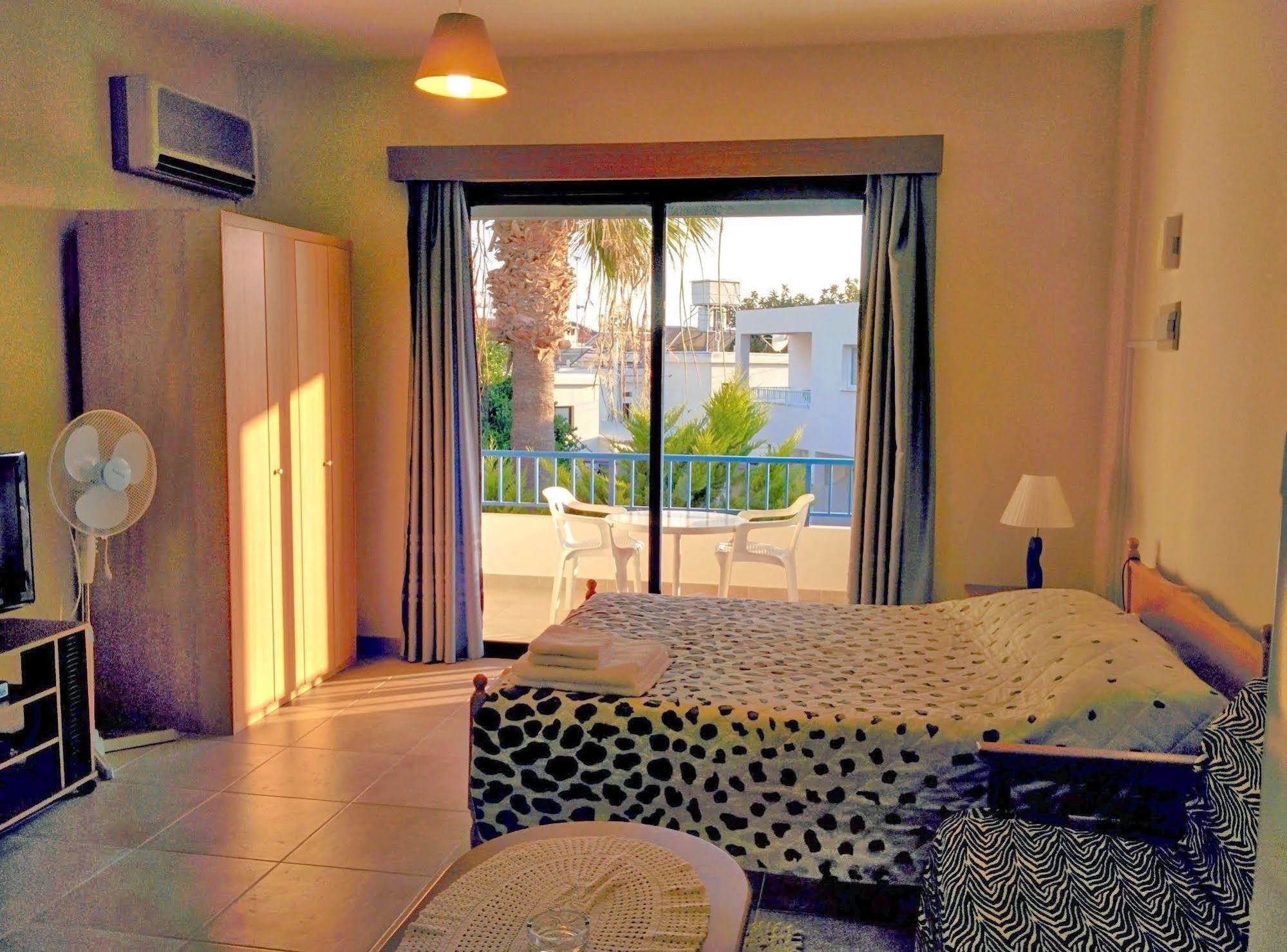 Zoe'S Court Aparthotel Klorakas ภายนอก รูปภาพ