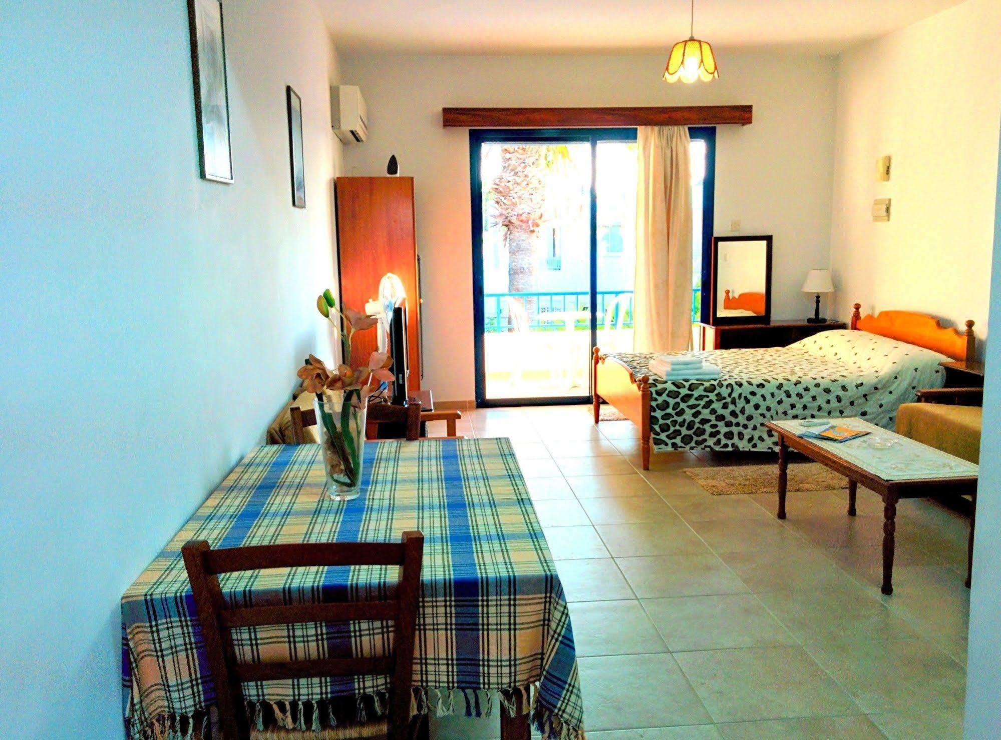 Zoe'S Court Aparthotel Klorakas ภายนอก รูปภาพ