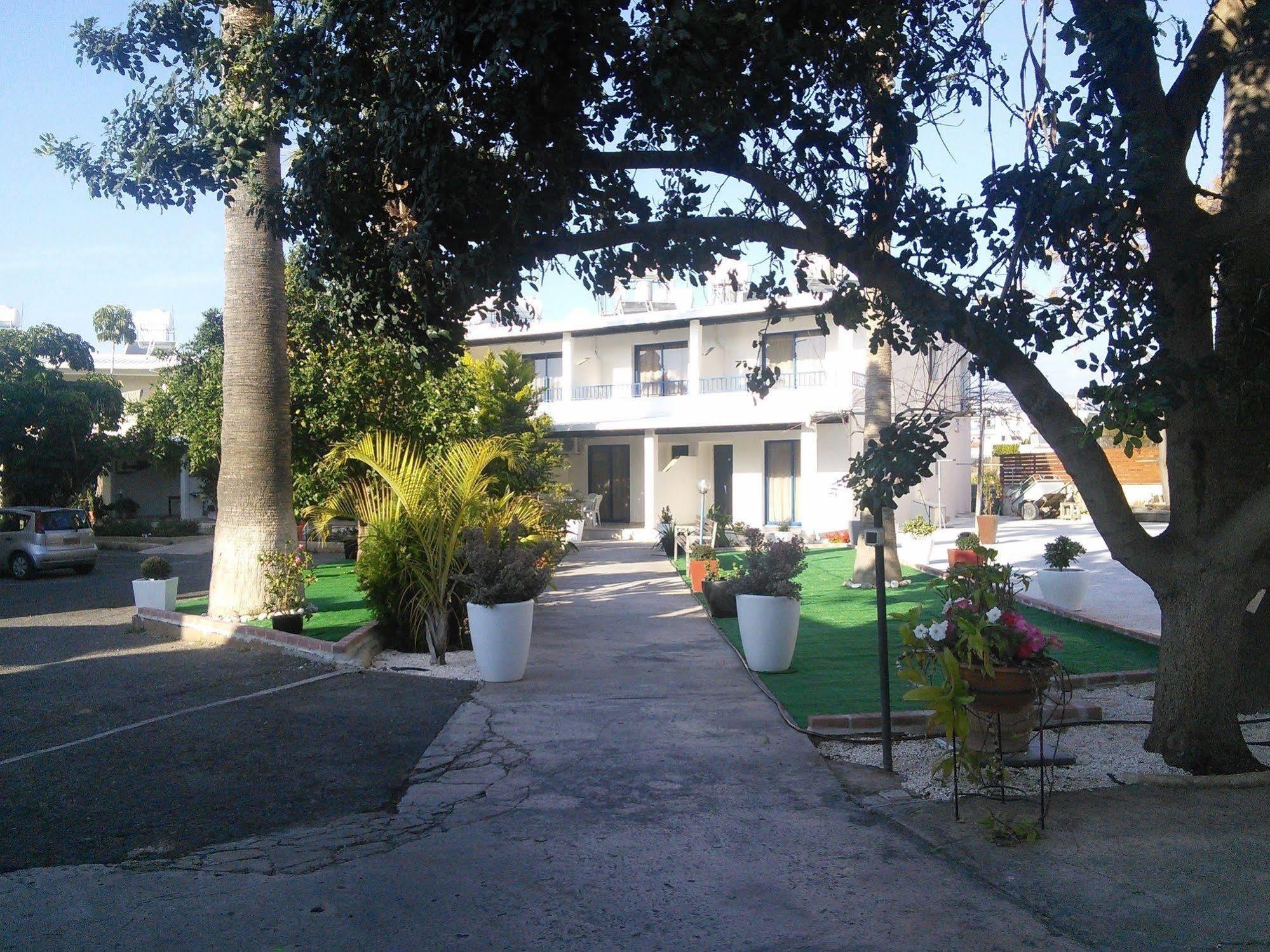 Zoe'S Court Aparthotel Klorakas ภายนอก รูปภาพ
