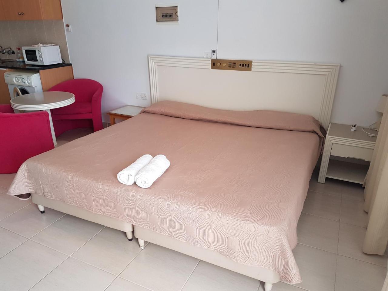 Zoe'S Court Aparthotel Klorakas ภายนอก รูปภาพ