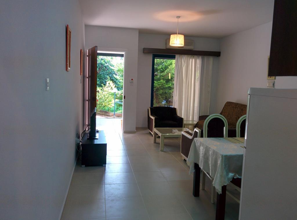Zoe'S Court Aparthotel Klorakas ภายนอก รูปภาพ